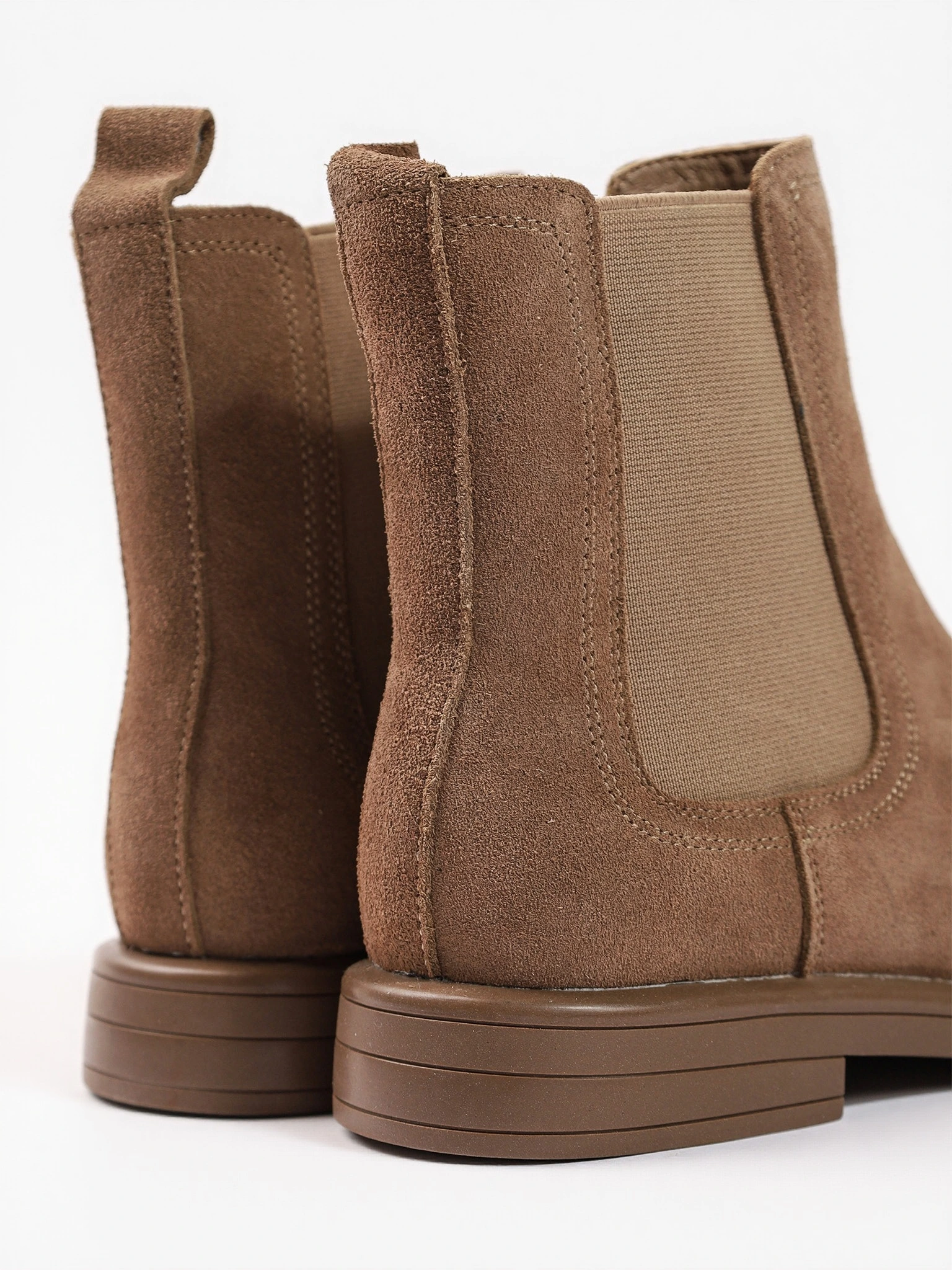 Ботинки-челси бежевого цвета на низком каблуке